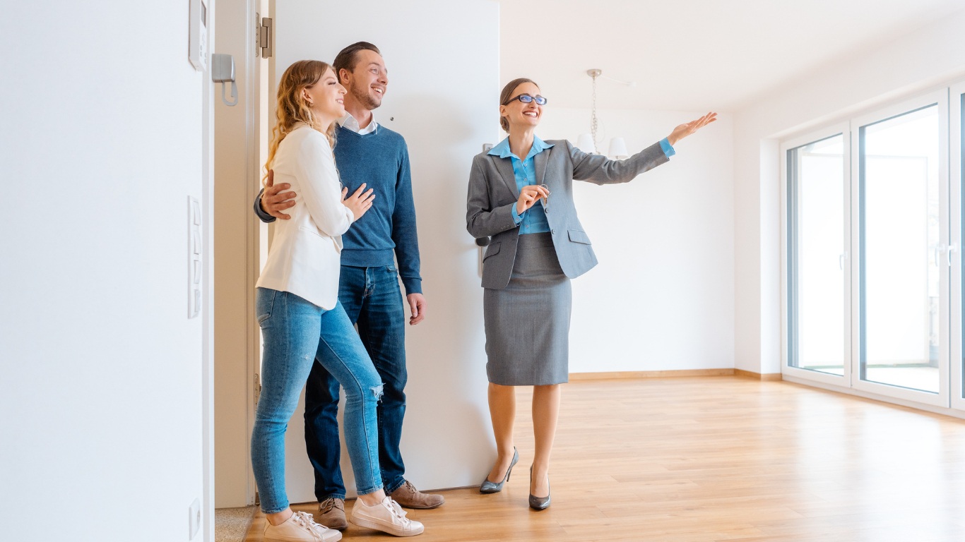 House realtor in Upper Kirby explaining a home sale transaction to a couple client during a house tour