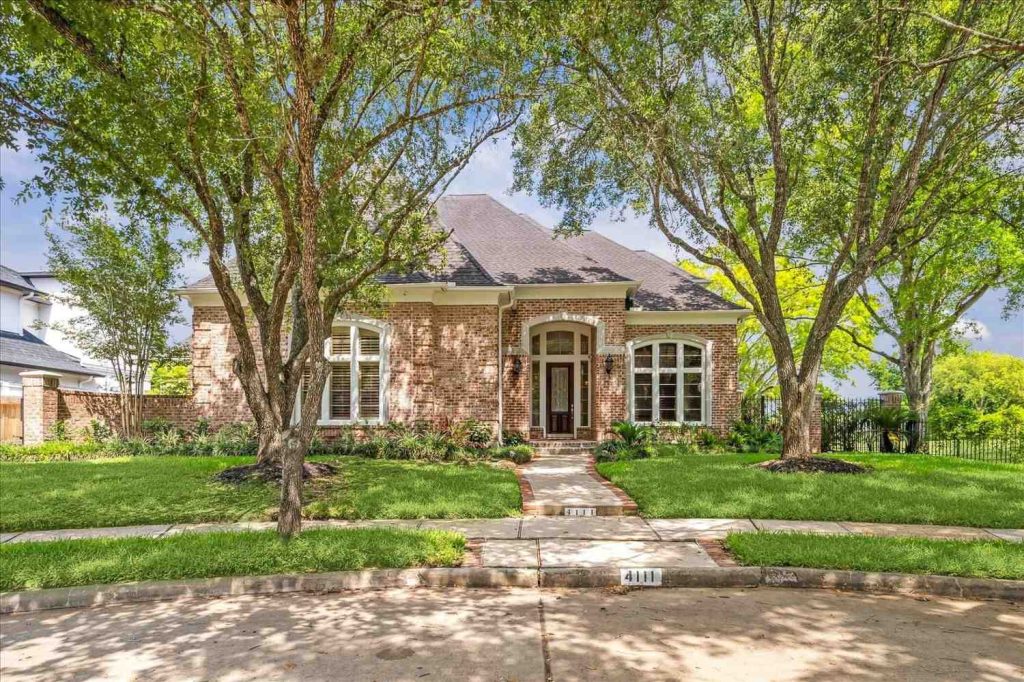 Beautiful curb appeal of this move-in ready brick home in a prime neighborhood – Licensed Real Estate Agent Sugar Land